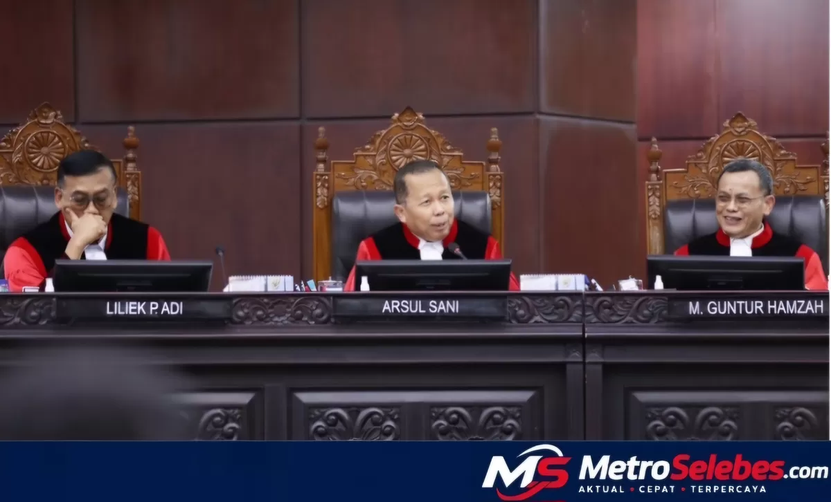 Hakim MK Arsul Sani dan Saldi Isra saat memimpin persidangan sengketa syarat pencalonan Gibran di Gedung MK, Jakarta. (Dok.mahkamahkonstitusi)