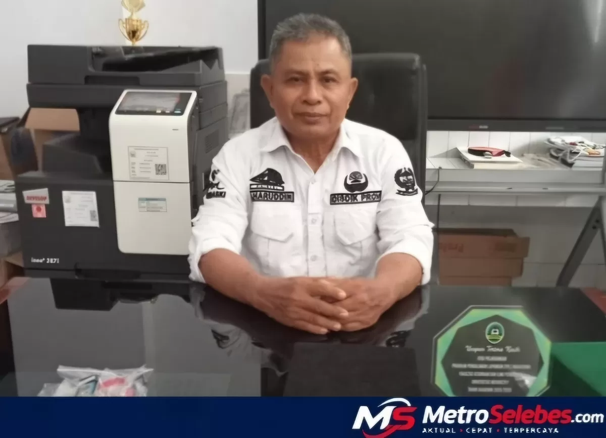 FOTO: Tampak Kepala SMAN 23 Makassar Drs. Syahruddin, M.Pd., Ph.D., memberikan klarifikasi terkait isu pengadaan AC kelas X2, Makassar, Jumat, 2/10. (Dok.MetroSelebes.com/Ade).