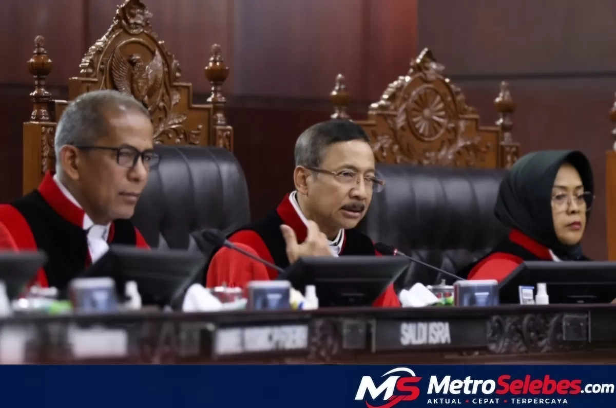 Ketua Mahkamah Konstitusi Suhartoyo (tengah) membacakan amar putusan perkara gugatan terkait syarat pendidikan Wakil Presiden Gibran Rakabuming Raka di Gedung MK, Jakarta, Selasa (6/10/2026). (Dok.mk_ri)