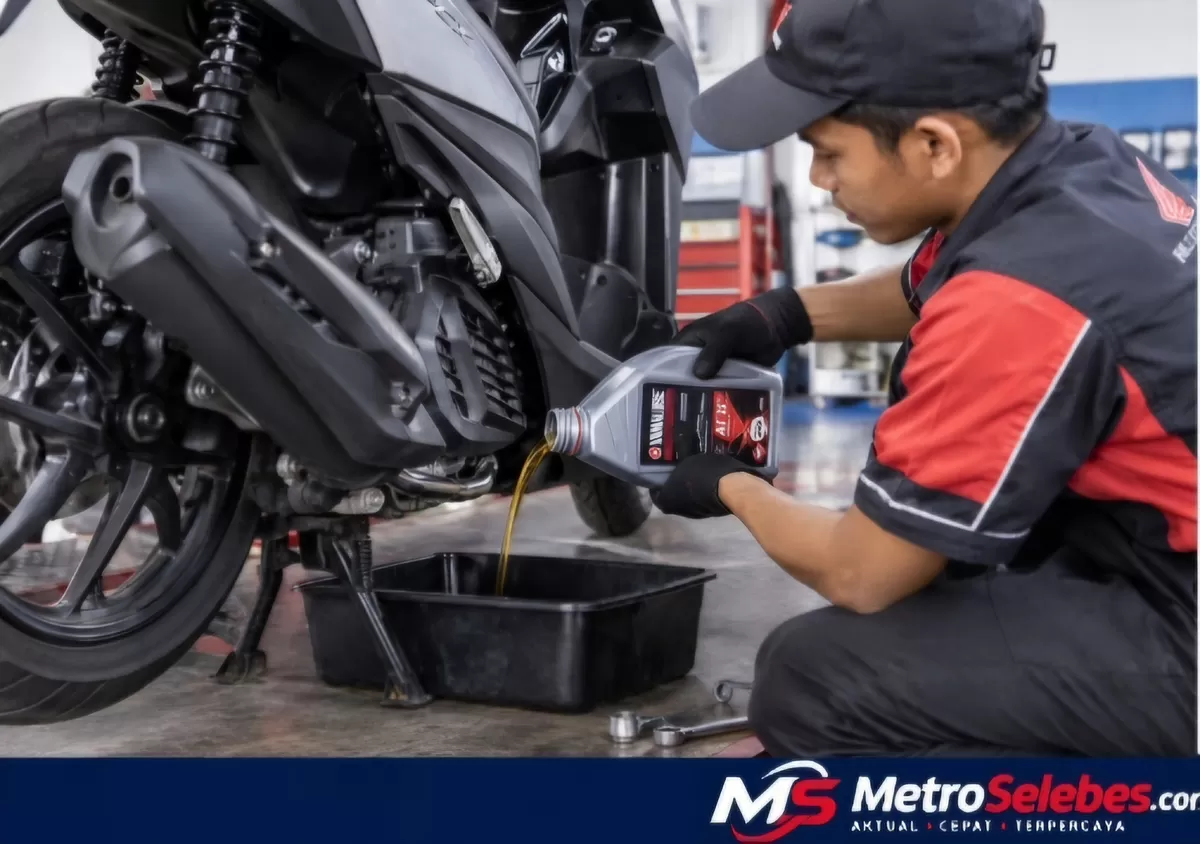 FOTO: Mekanik mengganti oli mesin pada sepeda motor matic untuk menjaga performa dan perlindungan komponen mesin. (Dok.Metroselebes.com/Ade)