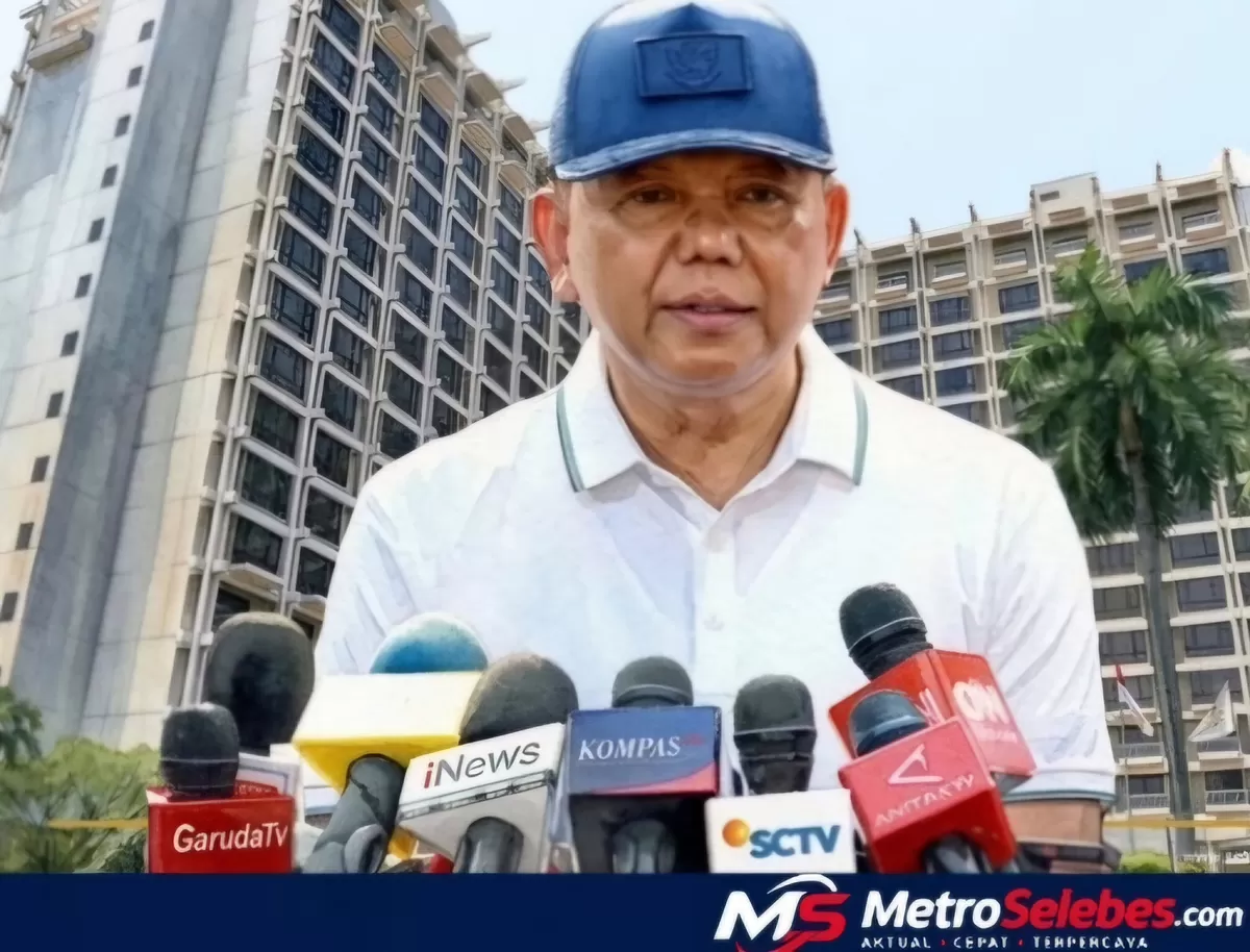 Wamensesneg Bambang Eko Suhariyanto memberikan keterangan terkait putusan MK mengenai syarat pendidikan Gibran Rakabuming Raka di kompleks parlemen. (Dok.Kemensetneg.ri)