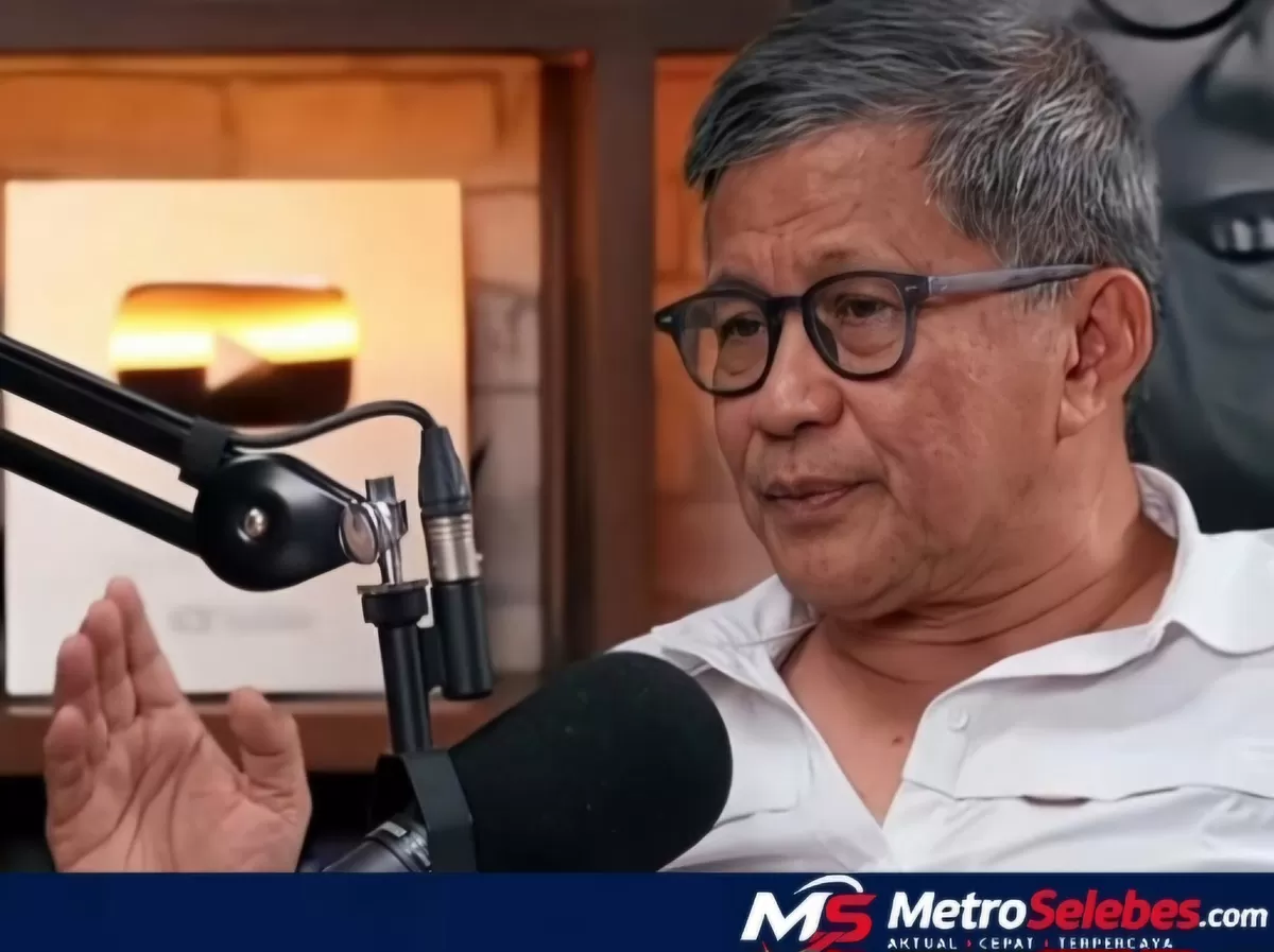 Rocky Gerung menyampaikan pandangannya mengenai polemik Wakil Presiden Gibran Rakabuming Raka dalam podcast Akbar Faizal Uncensored. (Dok.YouTube AF Uncensored)