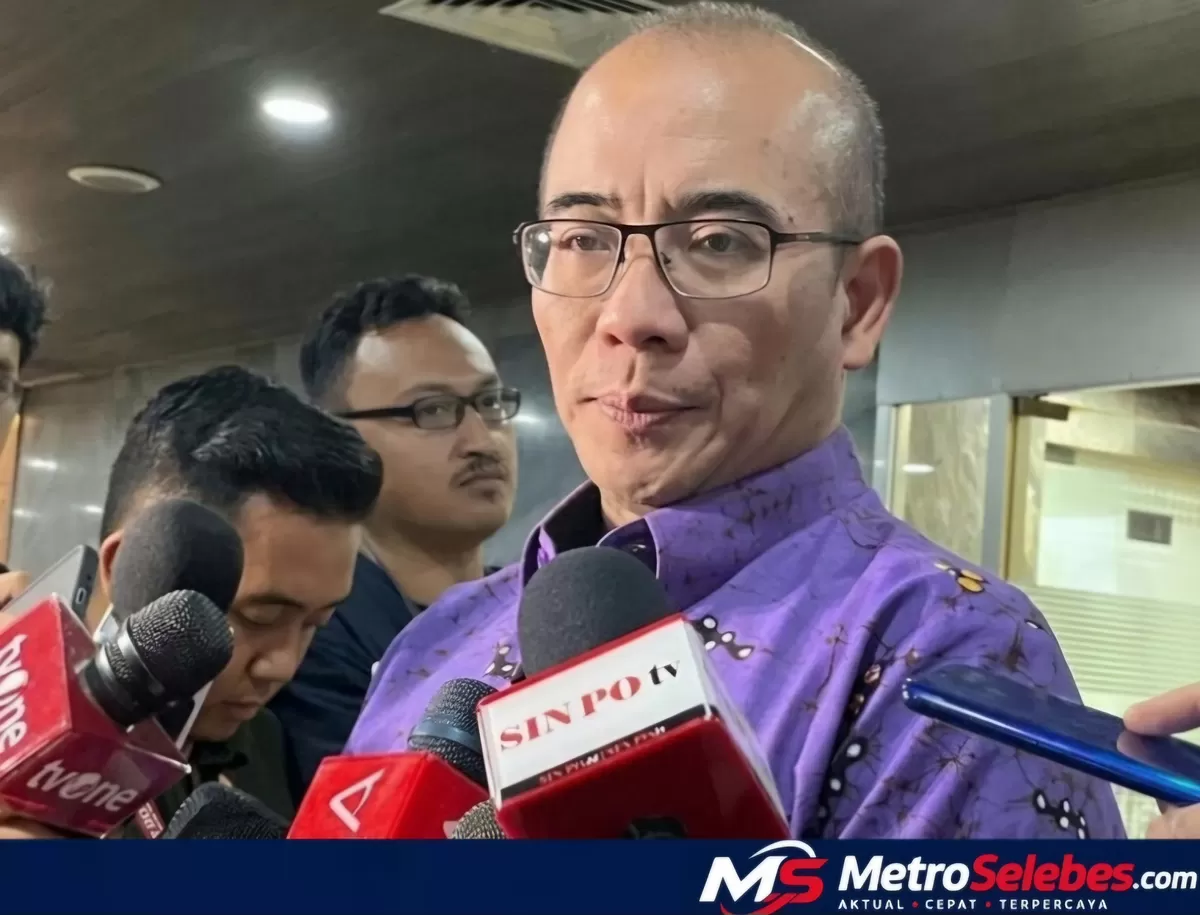 Mantan Ketua KPU Hasyim Asy&rsquo;ari memberikan penjelasan terkait polemik aturan pencalonan Gibran. (Dok.Instagram@onfiks)