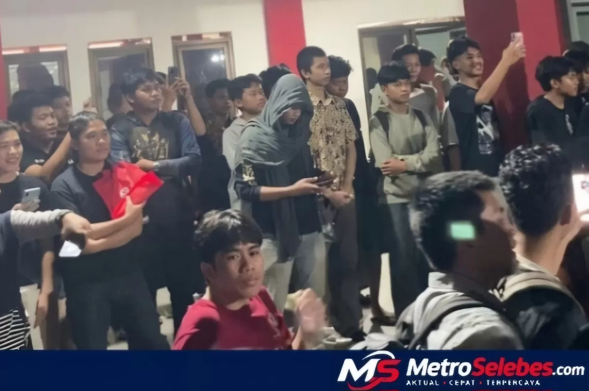 Foto: Tampak Mahasiswa geruduk rektorat Telkom University desak penanganan dugaan perundungan terhadap mahasiswa di asrama putra dengan menjatuhkan sanksi kepada dua oknum mahasiswa. (Dok.Instagram@infotimohtoha)
