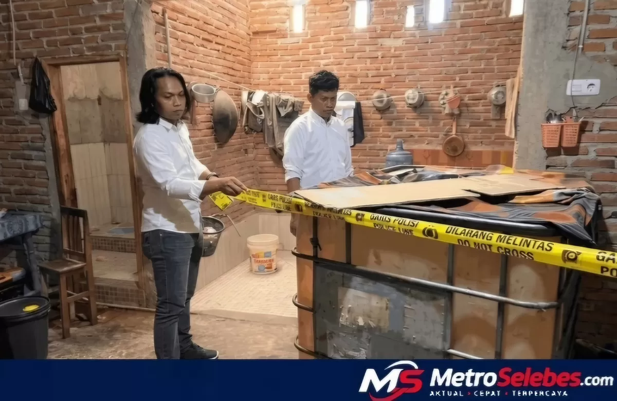 FOTO: Tampak aparat Polres Bulukumba mengamankan dugaan penimbunan BBM Subsidi di Desa Bijawang, Ujung Loe, Bulukumba. (Dok.Humas Polres Bulukumba)