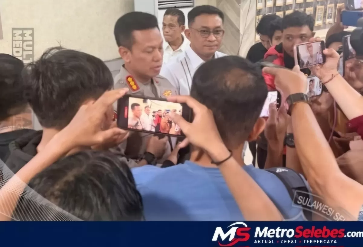 Kabid Humas Polda Sulsel Kombes Pol Didik Supranoto bersama Kasubdit Siber AKBP Jan Manto Hasiholan menyampaikan pengungkapan kasus dugaan penipuan online bermodus phishing melalui WhatsApp di Mapolda Sulsel, Senin (12/10/2026). (Dok. Polda Sulsel)