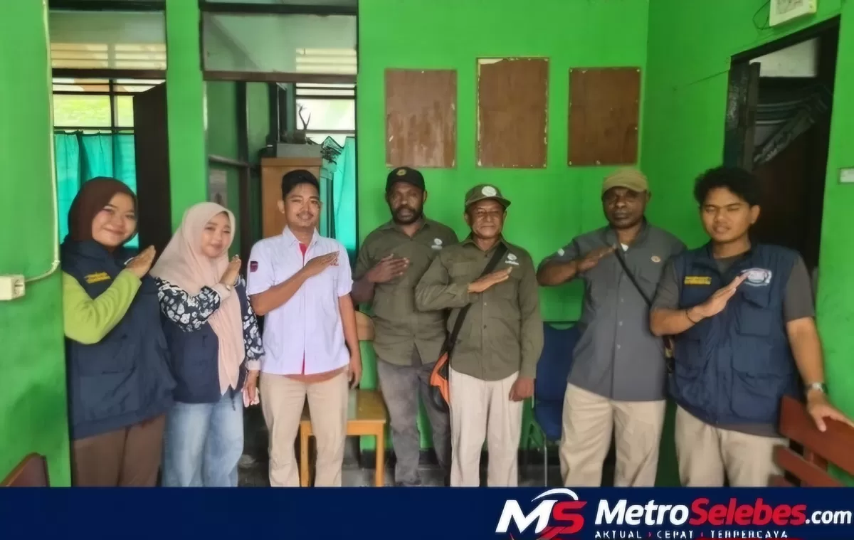 FOTO: Tim 4 Ekspedisi Patriot Unhas poto bersama dengan Kepala Resor BKSDA Fakfak, Isack B. Samory, untuk menjajaki kolaborasi pelestarian Julang Papua di kawasan Weri-Saharey, Fakfak Timur. (Dok.Tim Ekspedisi Unhas)