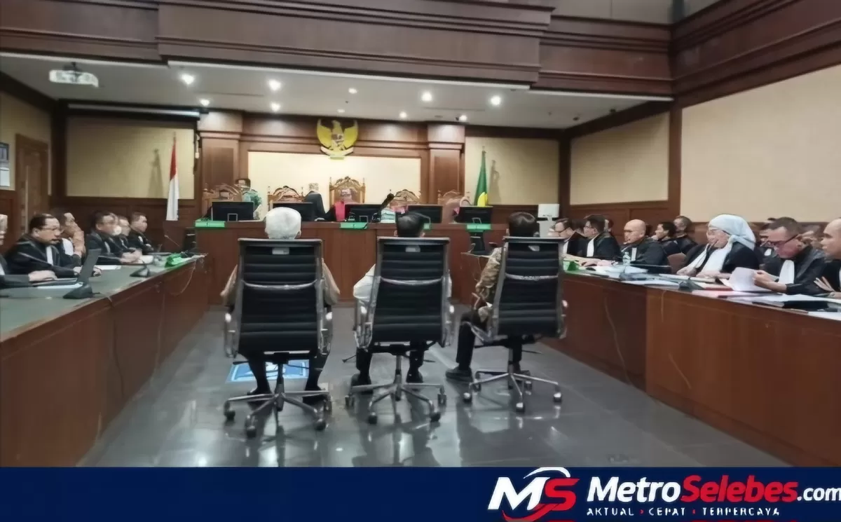 Eks Jampidsus Febrie Adriansyah saat mengikuti persidangan perkara korupsi dan TPPU di Pengadilan Tipikor Jakarta Pusat, Rabu (14/10/2026) (YouTube/@tvhariannasional).