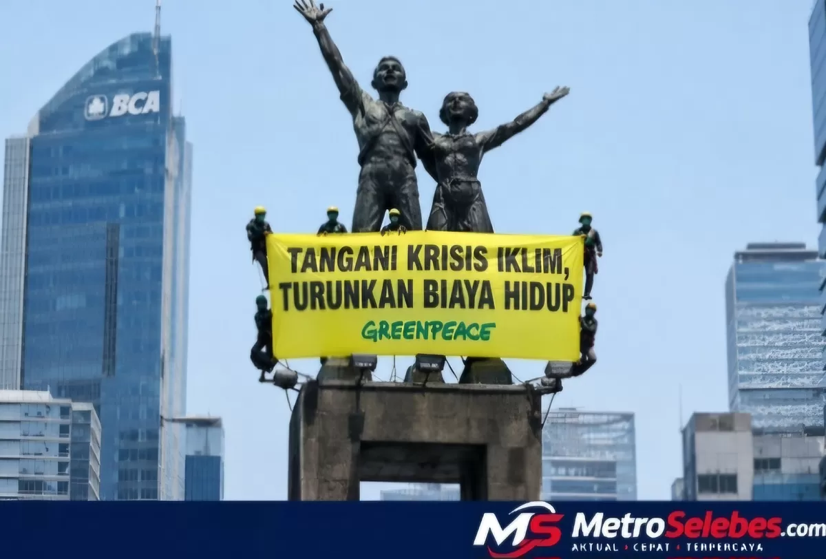 Ilustrasi Aktivis Greenpeace Indonesia membentangkan spanduk bertuliskan &ldquo;Tangani Krisis Iklim, Turunkan Biaya Hidup&rdquo; di Monumen Selamat Datang, Bundaran HI, Jakarta Pusat, Selasa (20/10/2026). (Dok.Metroselebes.com/Ilustrasi)