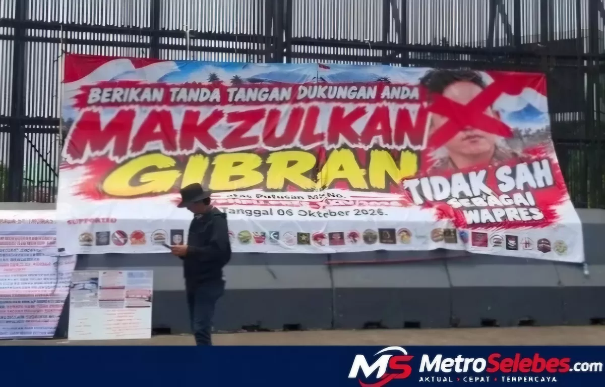 Baliho desakan pemakzulan Wakil Presiden Gibran Rakabuming Raka terbentang di gerbang Gedung DPR RI, Selasa (20/10/2026). (Foto: Amir Faisol/IDN Times)