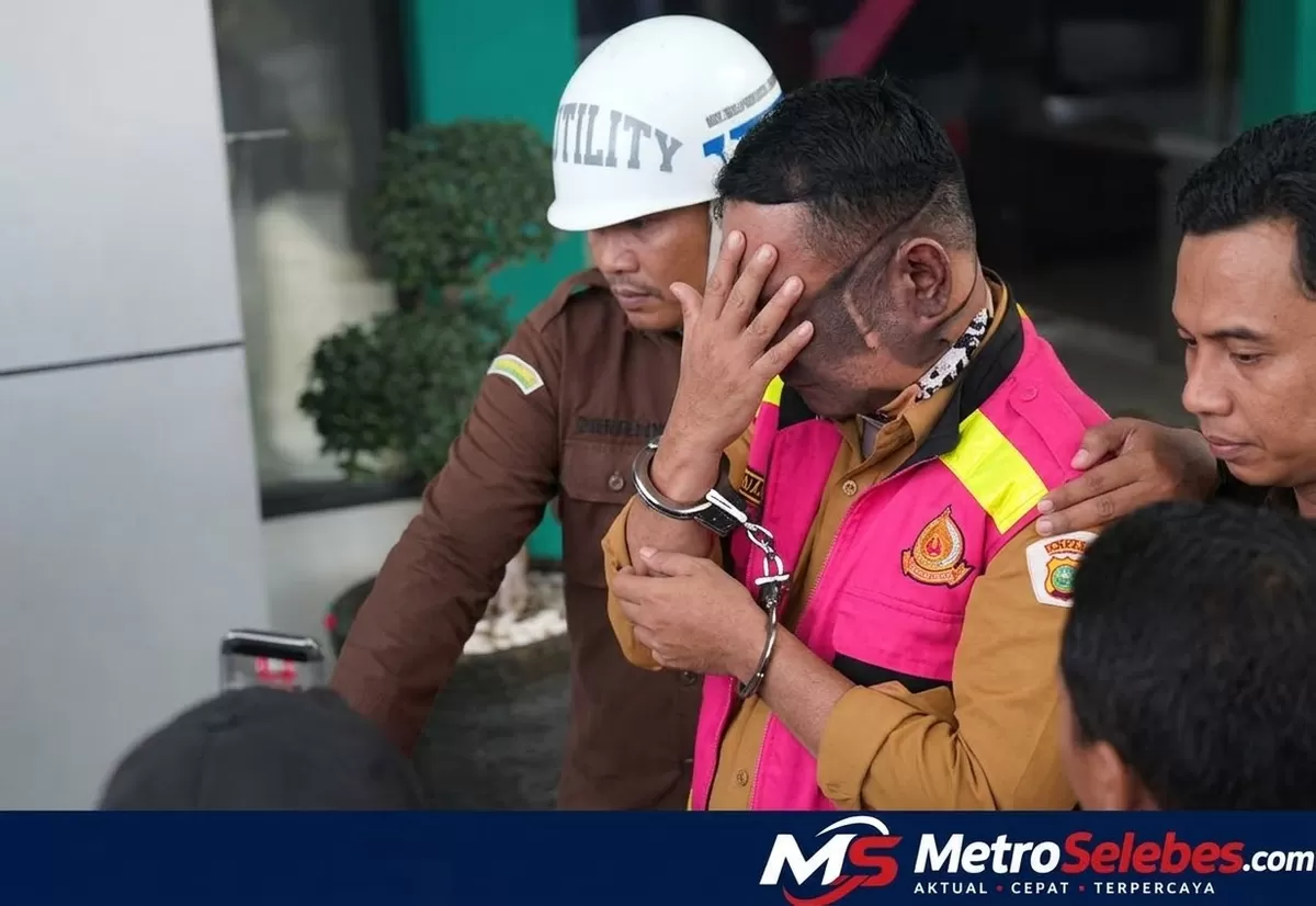 Tampak Abdul Rajab mengenakan rompi tahanan saat dikawal petugas setelah ditetapkan sebagai tersangka dalam kasus dugaan korupsi anggaran jamuan tamu Gubernur dan Wakil Gubernur Sultra. (Foto: Tangkapan layar Instagram @ruangsultra)