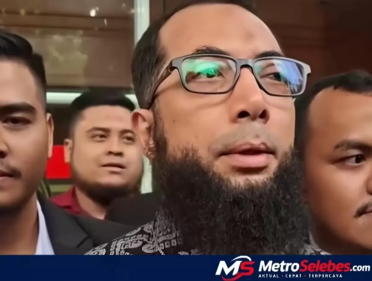 Ustaz Khalid Basalamah memberikan keterangan kepada wartawan seusai bersaksi dalam sidang dugaan korupsi kuota haji di Pengadilan Negeri Jakarta Pusat, Selasa (20/10/2026). (Dok.Instagram@pikiranrakyat)