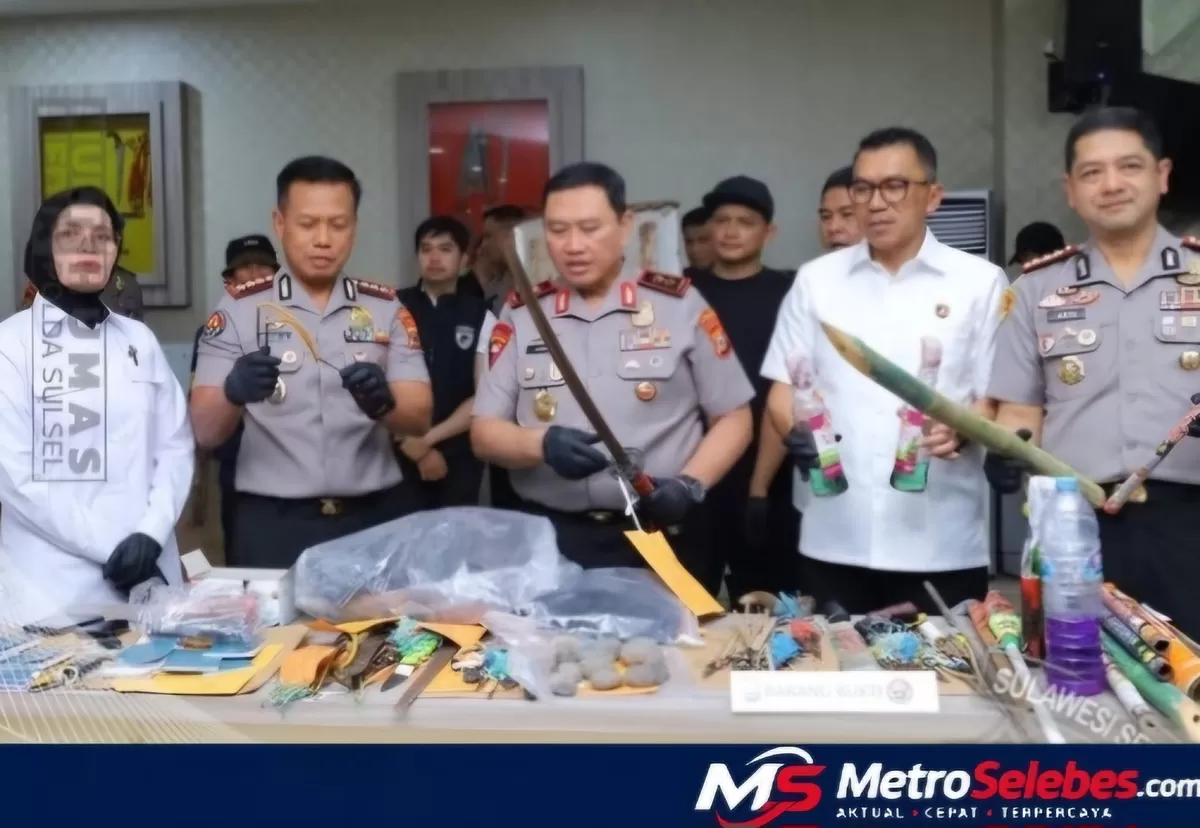 Kapolda Sulsel Irjen Pol. M. Awal Chairuddin memimpin konferensi pers pengungkapan kasus perkelahian antarkelompok di Mapolda Sulsel, Rabu, 21/10/2026. (Dok.humas polda _Sulsel)