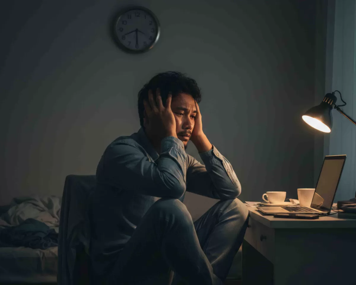 Jika kamu mengalami indikasi-indikasi tertentu, seperti tak pernah bisa mepepaskan pikiran dari pekerjaan, fix kamu mengalami blurred boundary. (Pejuangkantoran.com/Made with Google AI)