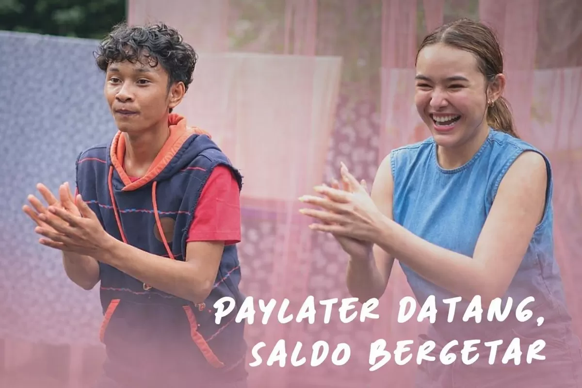 Sutradara Surya Ardy Octaviand sengaja memasangkan  Amanda Manopo dan Fajar Sadboy dalam Check Out Sekarang, Pay Later untuk memperlihatkan kontras di antara karakter mereka.  (Instagram @official_caper)