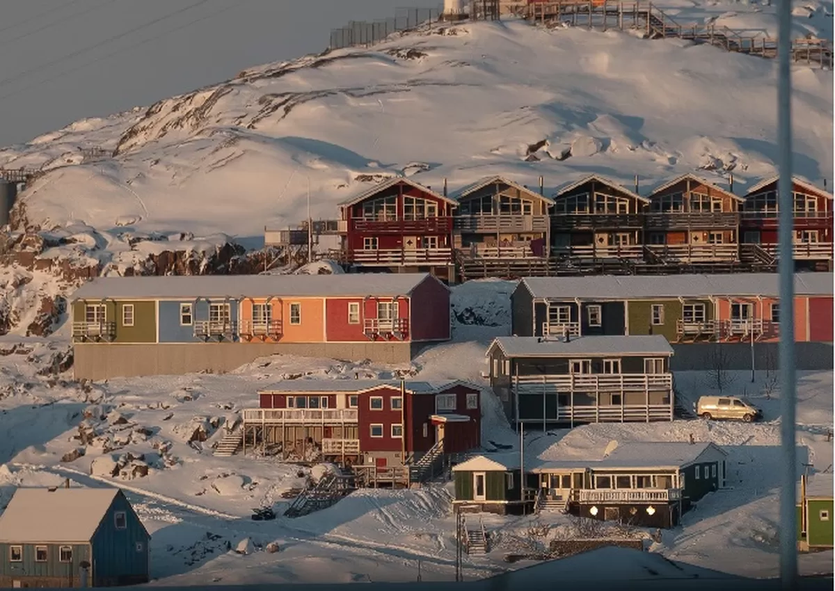 Greenland tampak seperti hamparan es yang sunyi, namun kaya sumber daya termasuk mineral langka.  (Unsplash/Pipaluk Nielsen)