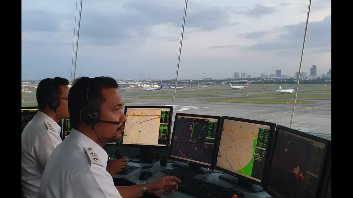 Gaji seorang ATC senior bisa mencapai Rp45 juta untuk di dalam negeri. (Pejuangkantoran.com/Made with Google AI)