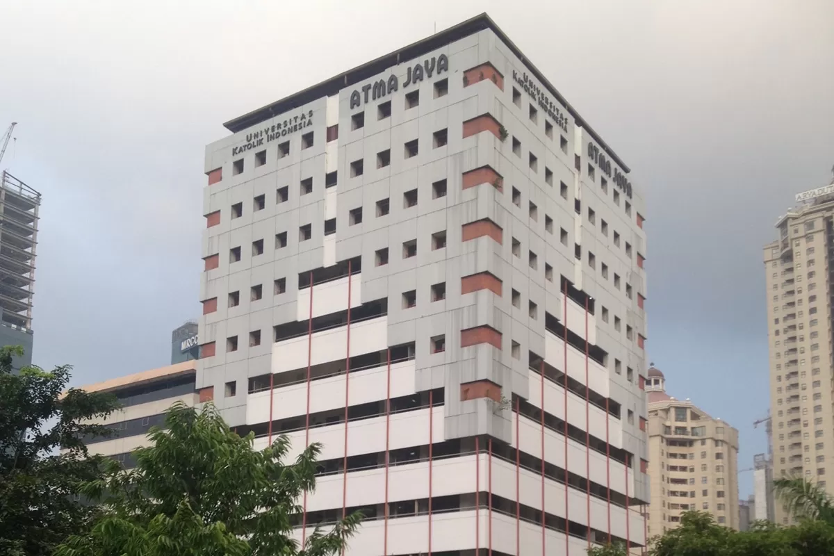 Universitas Katolik Atma Jaya Jakarta membuka posisi Staf Communication &amp; Impact di Kampus Semnaggi. (Wikipedia)
