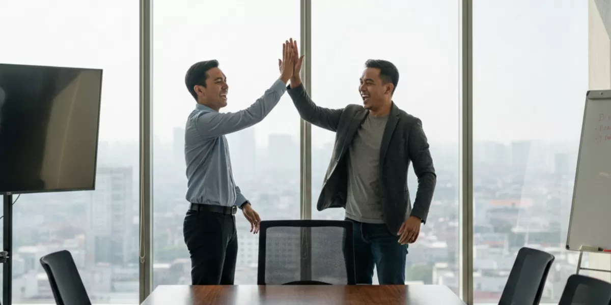 Permasalahan operasional sehari-hari bisa langsung kamu selesaikan dengan cara quick win karena punya beberapa prinsip inti. (Pejuangkantoran.com/Made with Google AI)