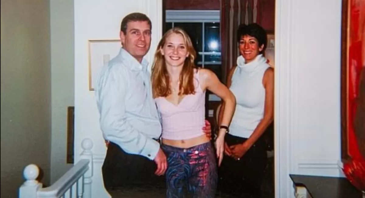 Virginia Giuffre (tengah) bersama Pangeran Andrew dan Ghislaine Maxwell, yang disebut sebagai orang yang berperan merekrut calon korban Jeffrey Epstein. (Virginia Giuffre)