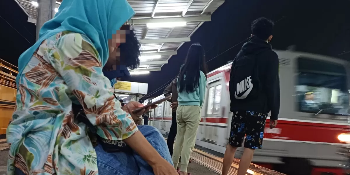 Ilustrasi: kereta komuter. Layanan kereta rel listrik KAI akan diperluas lagi ke beberapa kota di sekitar Jabodetabek. (Sigit Triwahyu - Pejuangkantoran.com)