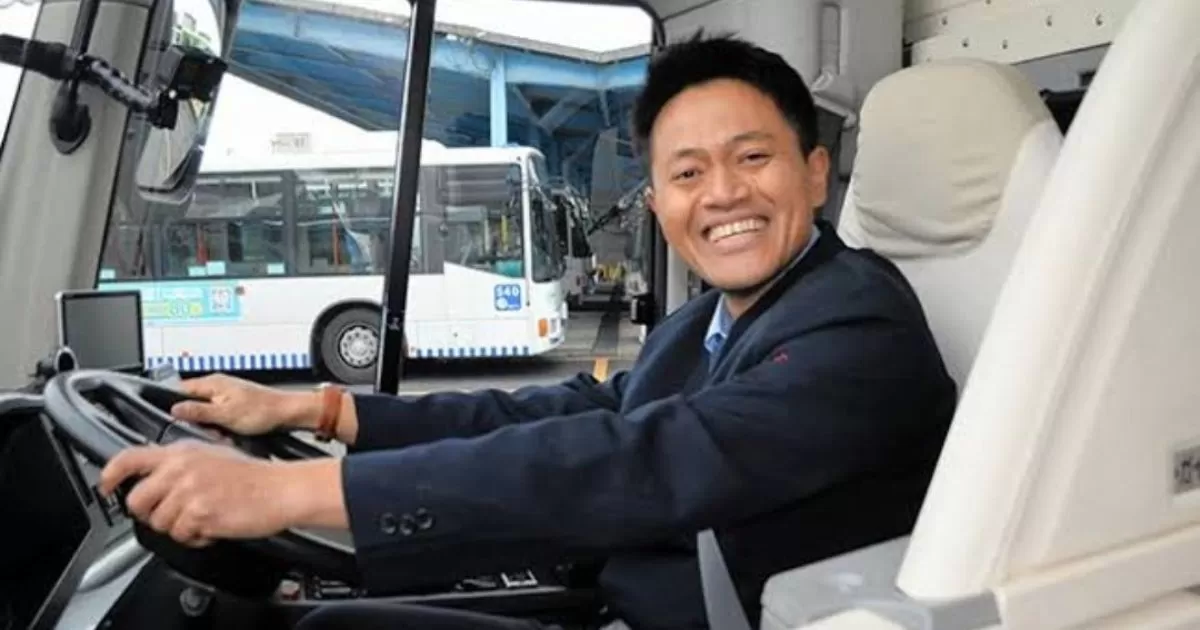 Iyus (40), orang Indonesia pertama yang lolos tes mengemudi di Jepang, dan kini dipekerjakan oleh Nikko Kanko Bus Co. di Tokyo melalui visa Specified Skilled Worker. (Asahi.com/Hiroshi Ono)