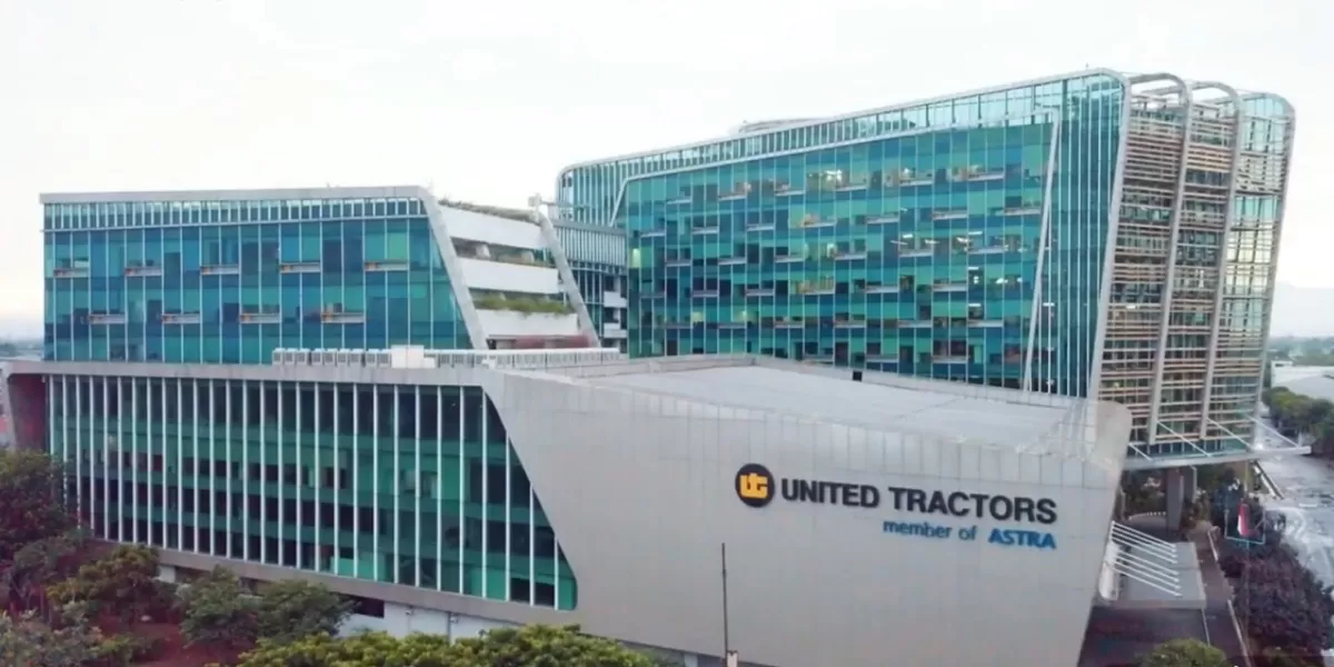 Peluang bagi fresh graduate serta yang punya pengalaman dalam program United Tractors Trainee 2026 Batch 2. (Screencapture Youtube @corporateuniversityunitedt7673 )