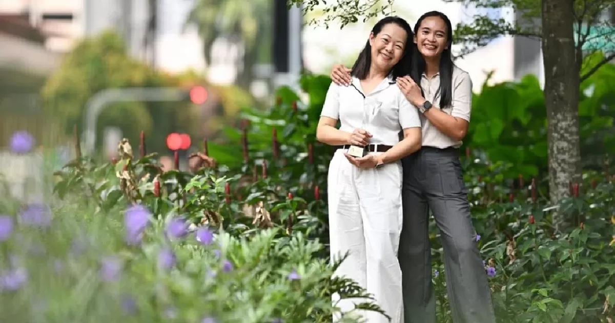 Ika Septia Purnamasari (kanan) bersama majikannya, Madam Jamie Too, yang menyekolahkannya sampai lulus. (The Strait Times/Lim Yaohui)