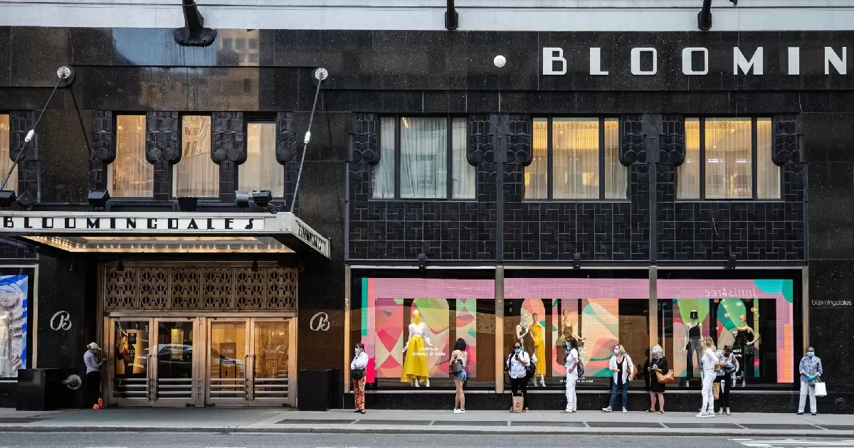 Bloomingdale&rsquo;s di Midtown Manhattan sedang membajak staf penjualan terbaik dari Saks Fifth Avenue dan Bergdorf Goodman.  (Bloomberg/Jeenah Moon)