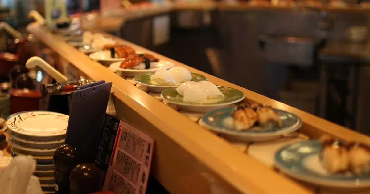 Ilustrasi: Sushi conveyor belt (kaiten sushi) pertama kali diciptakan oleh Yoshiaki Shiraishi di Osaka, Jepang, tahun 1958.  (Att-japan.net)
