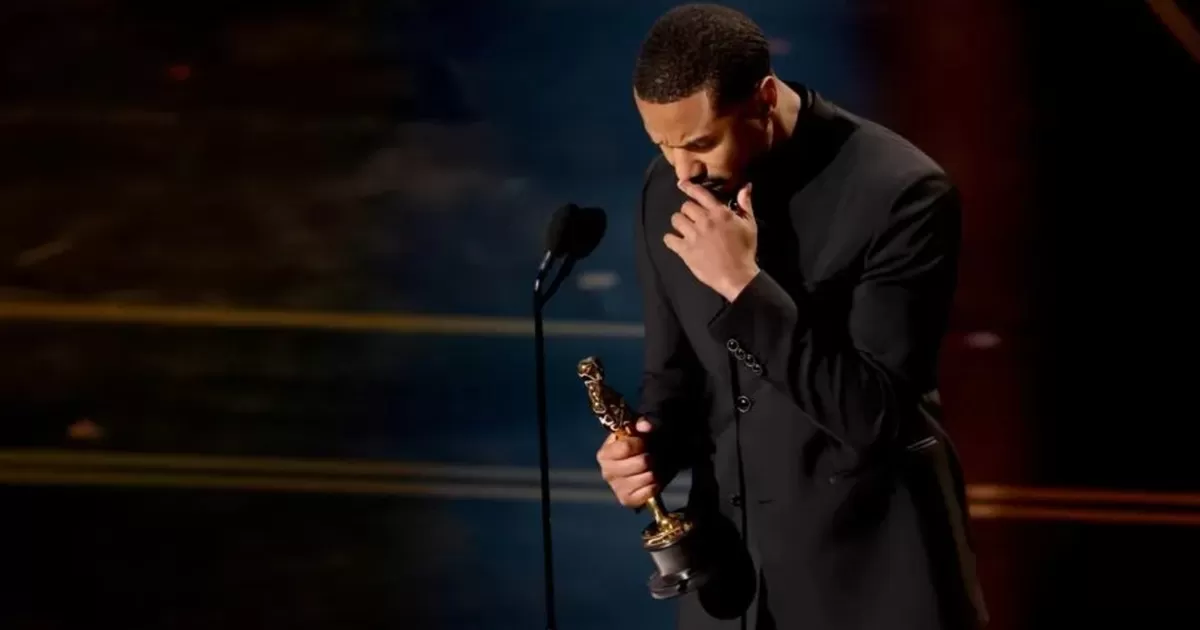 Michael B. Jordan merebut Piala Oscar untuk kategori Best Actor  dalam Academy Awards ke-26 di Dolby Theatre, Los Angeles, Minggu (15/3/2026). (The Guardian)