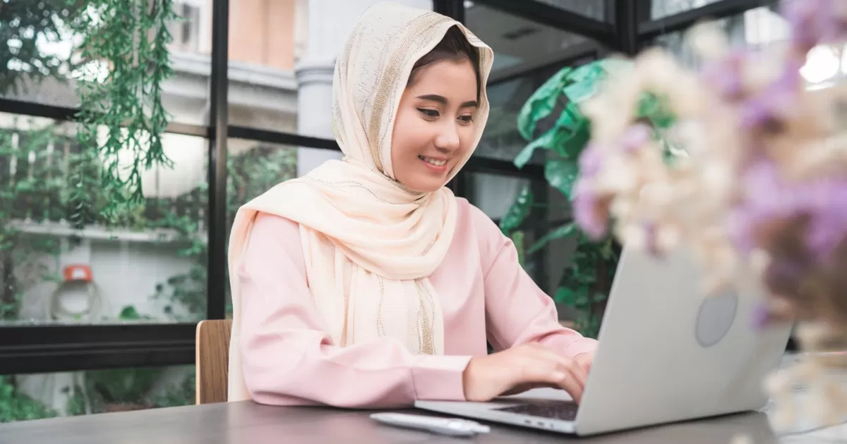 Ilustrasi: Jika kamu karyawan PKWT dan kontrak kamu diperpanjang, apakah THR-mu dihitung dari awal atau dilanjutkan? (Freepik/Tirachardz)