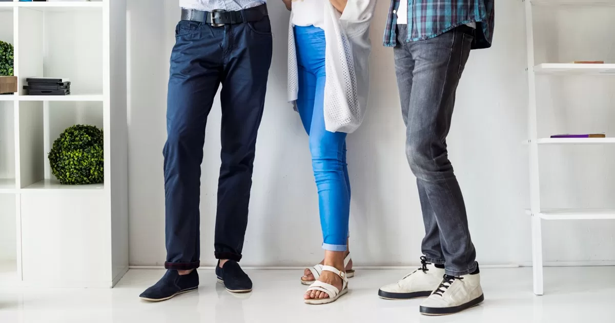 Ilustrasi: Jeans memang identik dengan gaya santai, sementara dunia kerja sering menuntut penampilan yang kaku.  (Freepik)