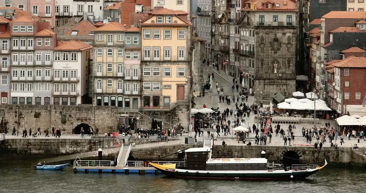Portugal punya cuaca yang hangat, orang-orangnya ramah, dan internetnya kencang, cocok buat para pekerja digital nomad. (Unsplash/Robert Bye)