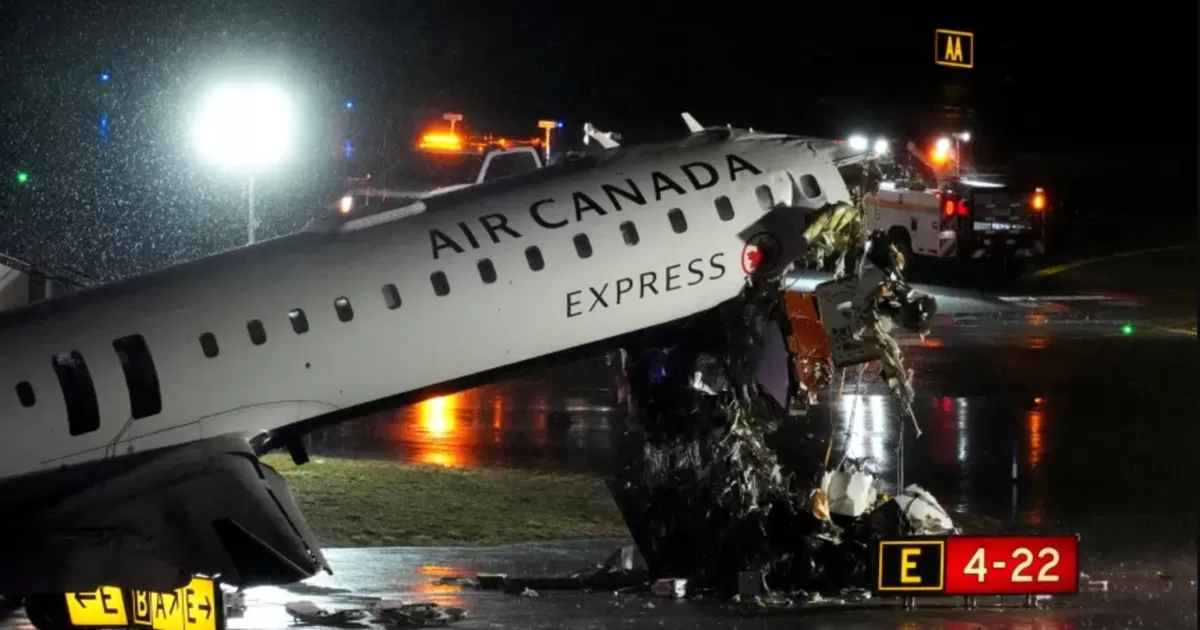 Moncong pesawat Air Canada hancur setelah tabrakan dengan truk pemadam kebakaran di bandara La Guardia, New York, Minggu (22/3/2026). (CNN/Reuters)