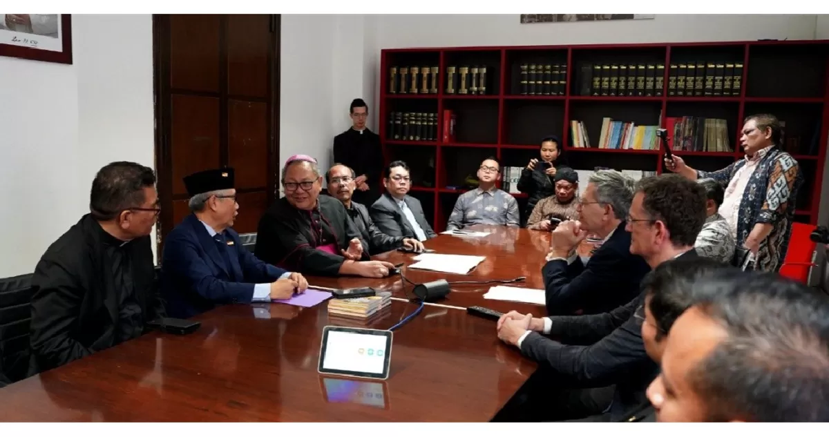 Perwakilan dari Dikasteri Komunikasi, Duta Besar Indonesia, dan anggota Konferensi Waligereja Indonesia, saat penandatanganan MoU tentang penggunaan bahasa Indonesia di Vatican News.. (Vatican News)