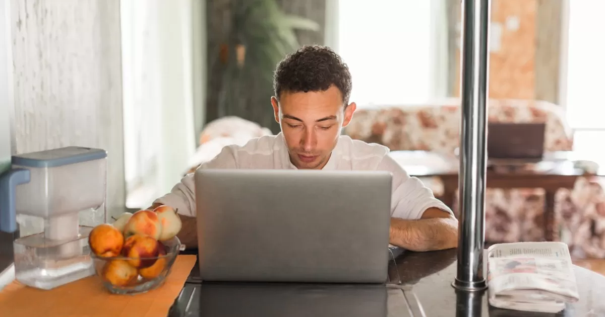 Ilustrasi: Pemerintah menetapkan kebijakan work from home (WFH) untuk melakukan penghematan BBM setelah Lebaran 2026. (Freepik)