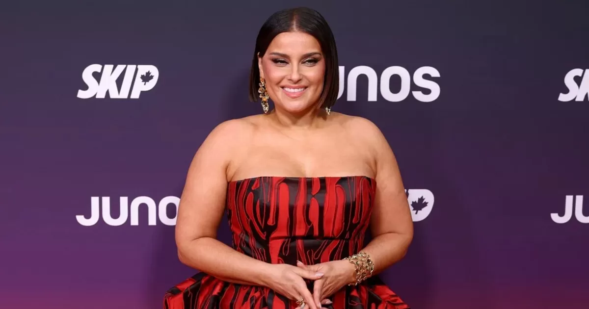 Nelly Furtado mengumumkan bahwa ia kembali menggarap musik baru, hasil kolab bareng produser musik Boi1da.  (Just Jared)