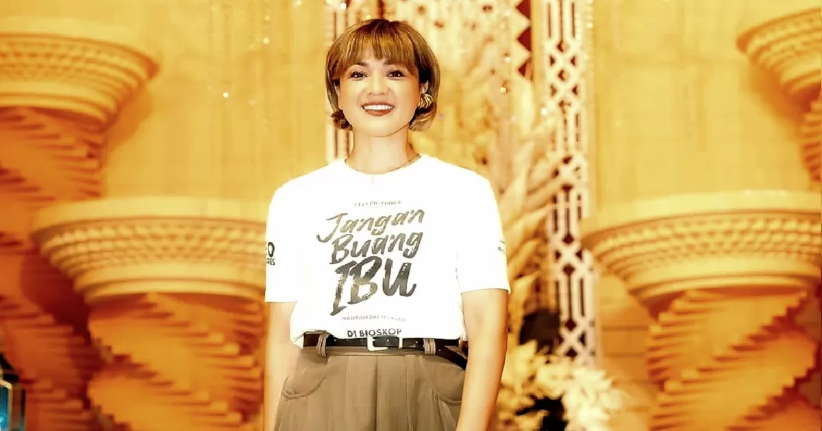 Nirina Zubir kembali akan memerankan tokoh ibu dalam film "Jangan Buang Ibu", namun kini dalam tiga rentang usia, yaitu 30, 50, dan 70 tahun. (Instagram @leopictures_official)