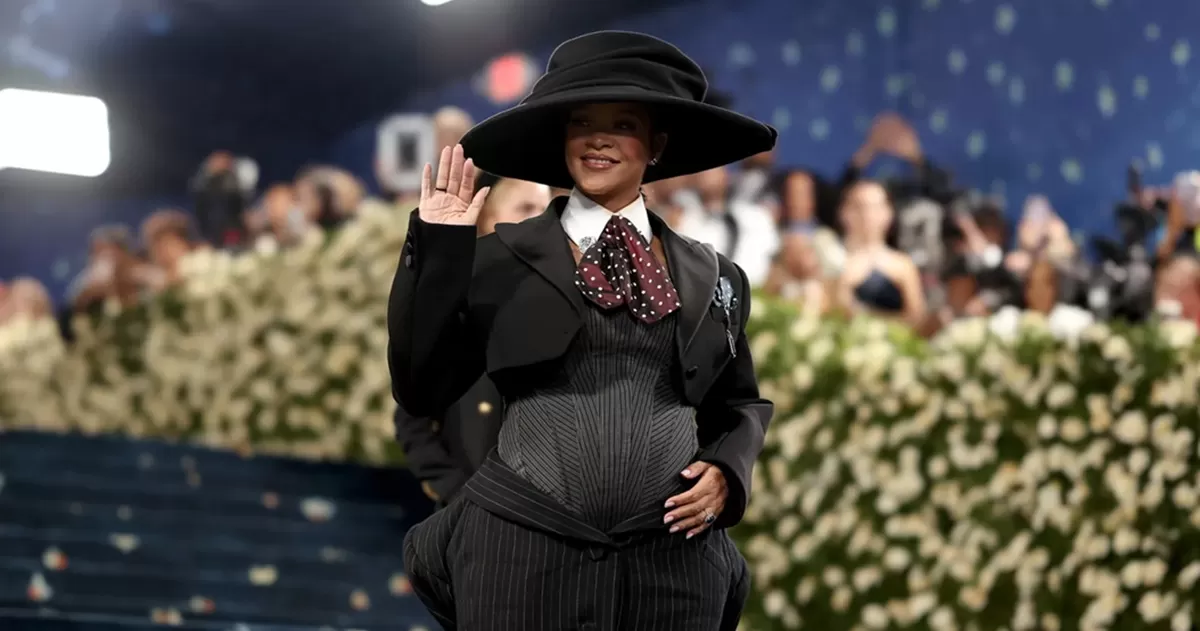 Rihanna membuat kejutan dengan hadir di Met Gala 2025 dalam keadaan hamil anak ketiga. (Rolling Stone)
