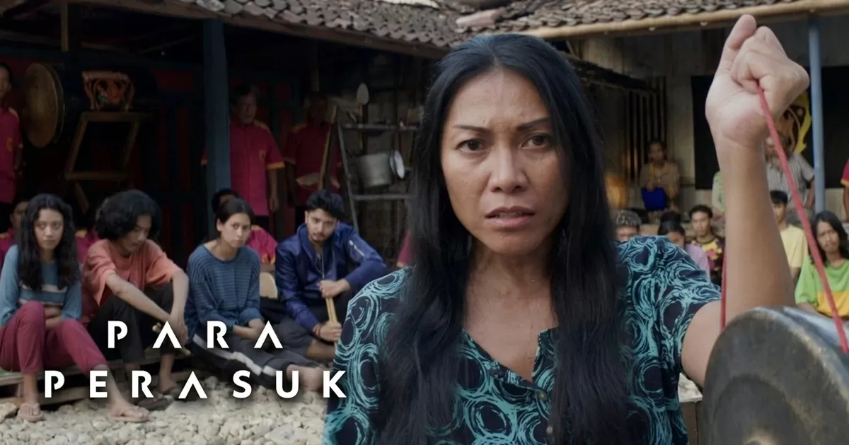 Anggun sebagai Guru Asri. Film "Para Perasuk" didukung oleh 1.000 pemain ekstra, 200 penari, dan 40 stuntman.  (IMDb)