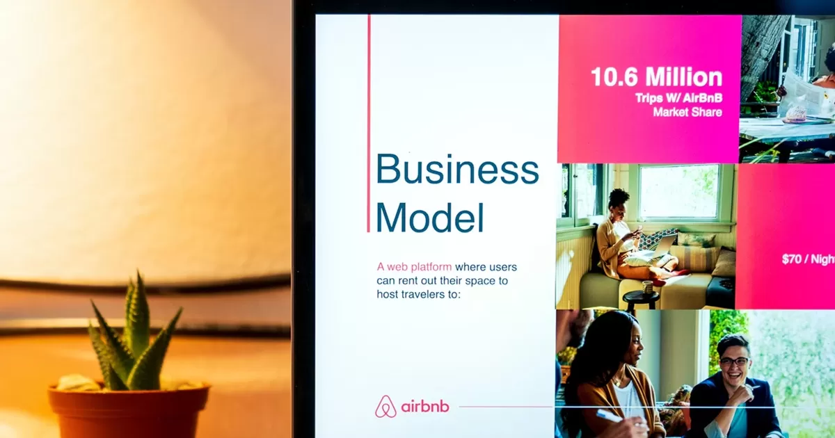 Ilustrasi: Fungsi pitch deck antara lain menguraikan model bisnis dan strategi menghasilkan pendapatan. (Unsplash/Slidebean)