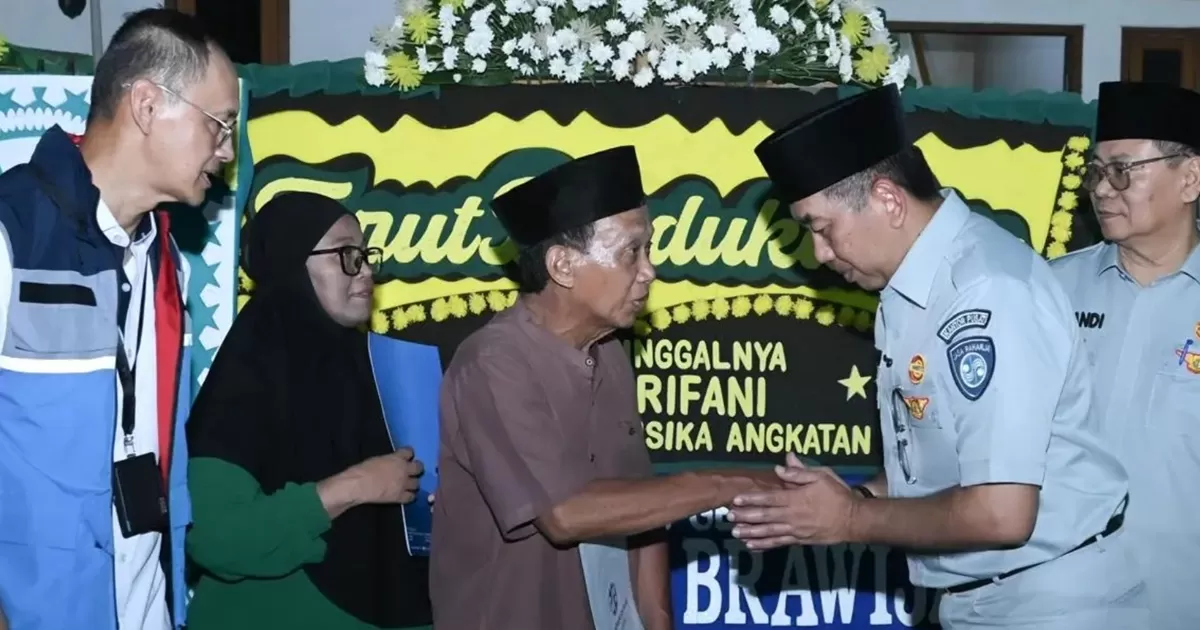 PT Jasa Raharja menyerahkan santunan kepada ahli waris korban meninggal dunia dalam kecelakaan KRL dan Argo Bromo Anggrek di Stasiun Bekasi Timur, Senin (27/4/2026). (Jasaraharja.co.id)