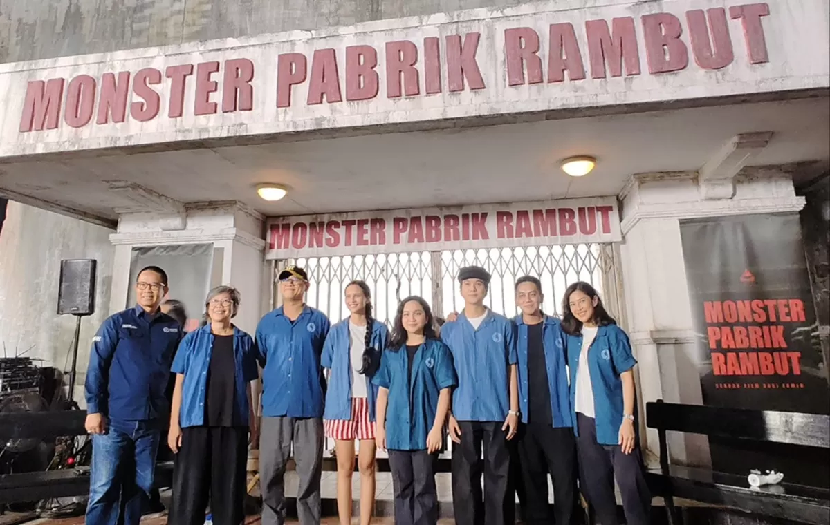 Tidak hanya ikut bermain dalam film Monster Pabrik Rambut, Sal Priadi juga dipercaya sutradara Edwin untuk menggarap OST film.  (IMDb)