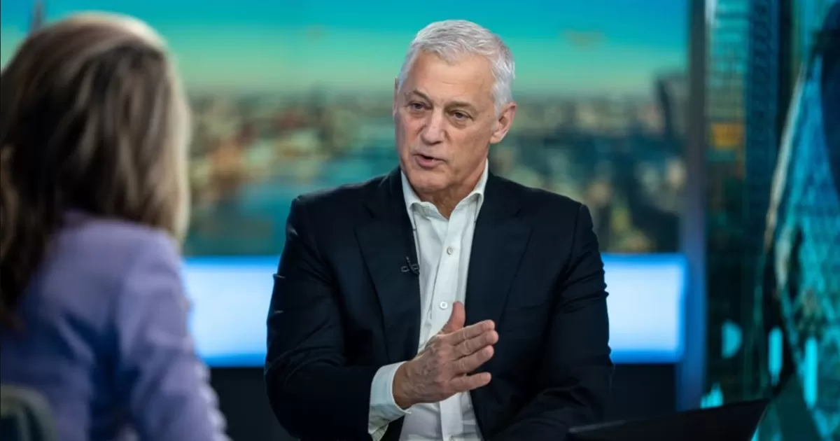 CEO Standard Chartered Bill Winters meminta maaf usai menyebut karyawan sebagai modal manusia bernilai lebih rendah dibandingkan AI. (Bloomberg/Chris J. Radcliffe)