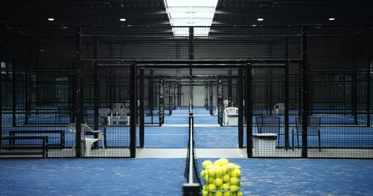 Warna Cerah dan Menggunakan Rumput Sintetis. Ternyata Ada Alasan Khusus Kenapa Lapangan Padel Menggunakan Hal Tersebut (freepik)