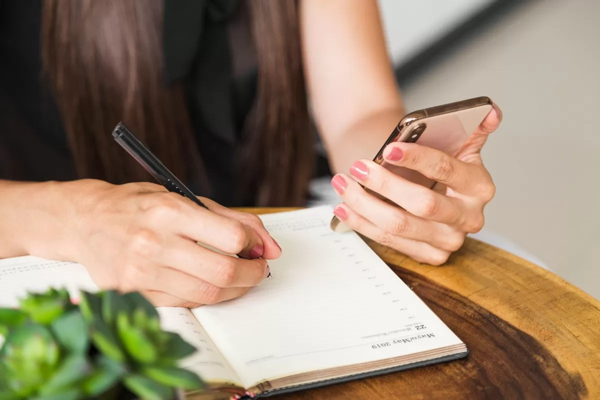 Ilustrasi Foto Penggunaan iPhone untuk Menyusun Jadwal (Freepik)