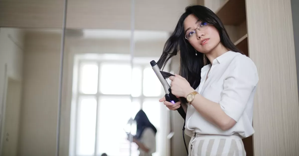 Ilustrais: Rambut jadi rapuh dan mudah patah karena terpapar suhu panas yang dihantarkan oleh berbagai macam alat pengering atau styling rambut. (Pexels/Jessica Ticcozzelli)
