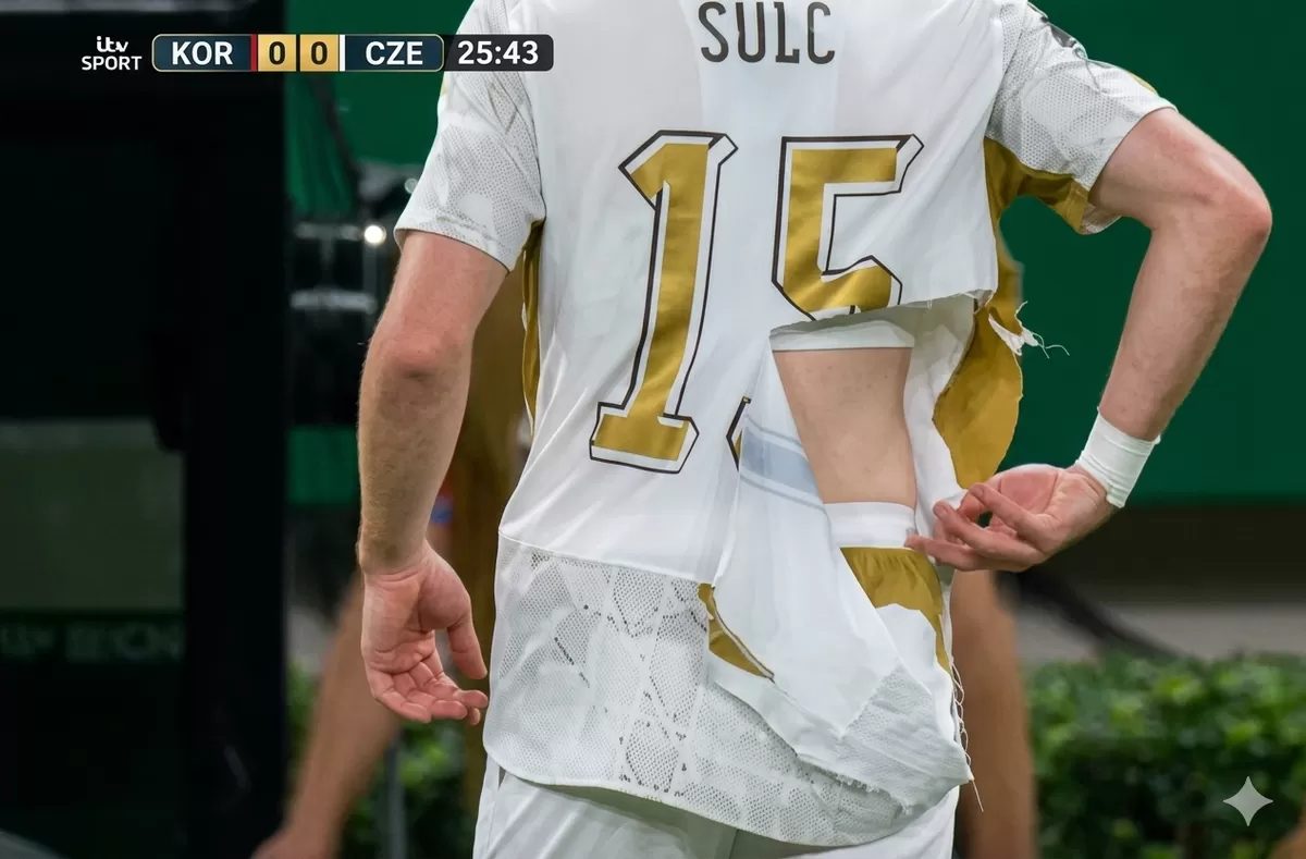 Sobeknya jersey pemain Ceko Pavel &Scaron;ulc, memberikan sudut pandang menarik mengenai durabilitaas jersey player issues.  (Istimewa/Pejuang Kantoran)