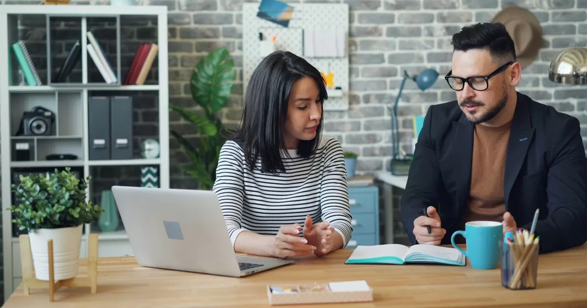 Ilustrasi: One-on-one meeting perlu dilakukan secara rutin untuk memberikan masukan jujur (feedback) langsung terkait performa kerja.  (Unsplash/Vitaly Gariev)